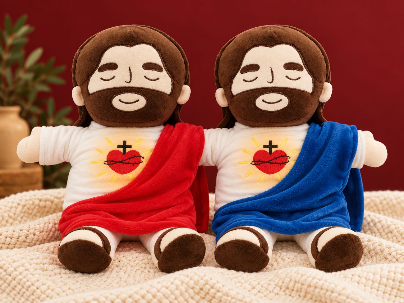 Duas pelúcias de Jesus, vermelha e azul